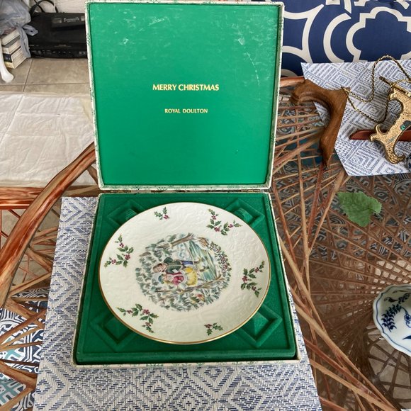 Royal Doulton Christmas Plate 1977 FIRST in series " Friends" 8.25" Bone China - Picture 7 of 7